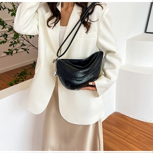 Detail der schwarzen Hobo-Tasche aus Lackleder mit silbernem Metallkugel-Anhänger
