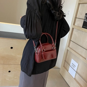 Stilvolle dunkelrote glänzende Crossbody Mini-Tasche mit silbernen Metallakzenten
