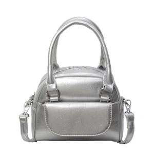 Silberne Handtasche mit Knitteroptik, verstellbarem Schultergurt und zwei Tragegriffen