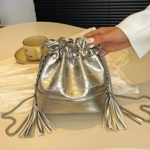 Borsa a Secchiello con Nappine Plissettata da Donna in Pelle PU Metallizzata Tracolla Catena Minimalista Oro Argento Nero