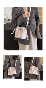 Detailansicht der rosa Bucket Bag mit Marmormuster und weißem Lederbesatz