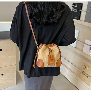 Detail der Bucket-Bag im Color-Block-Design mit Kordelzug und Leder-Patchwork-Akzenten