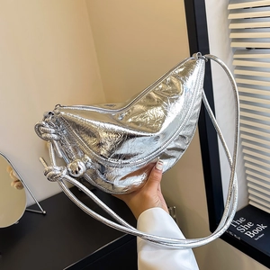 Silberne Halbmondtasche mit Faltenstruktur und modernem Y2K-Stil für Damen