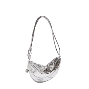 Moderne silberne Satteltasche in Halbmondform mit Faltenoptik und silberner Metallkugel
