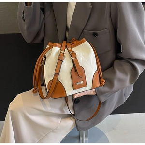 Detail der Kontrast-Beuteltasche mit braunem Kordelzug und weißem strukturiertem Leder