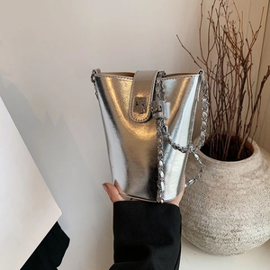 Borsa a secchiello argento metallizzato con tracolla a catena per uno stile trendy chic