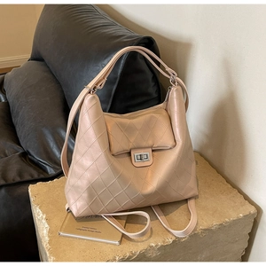 Sac à bandoulière chic en similicuir matelassé rose pâle avec boucle en métal