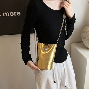Elegante mini borsa a secchiello oro metallizzato con tracolla a catena lucida