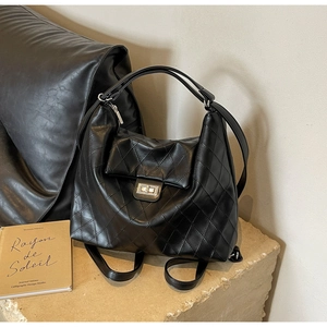 Sac à dos en cuir matelassé noir pour femmes avec fermoir en métal argenté et poignée