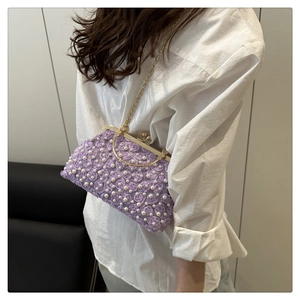 Dettaglio borsa da sera lilla con rose 3D, perle e manico ad anello dorato