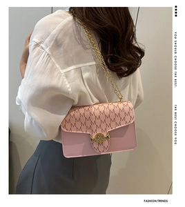 Detailed view of pink chain crossbody bag with M pattern and golden ring clasp