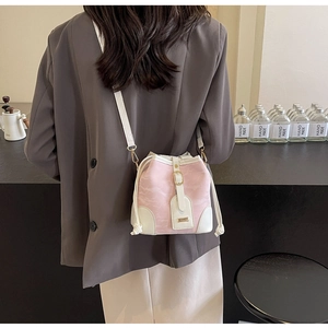 Detailansicht einer pink-weißen Patchwork-Beuteltasche am Rücken eines Models