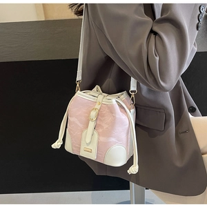 Detailansicht der rosa-weißen Marmor-Eimertasche mit Kordelzug und weißem Schulterriemen