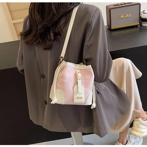 Detail der rosa-beigen Beuteltasche mit Kordelzug und schmalem Leder-Schultergurt