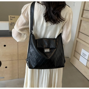 Vue arrière d'un grand sac cabas noir matelassé avec fermoir argenté chic