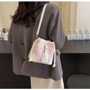 Rosa und beige Beuteltasche am Modell getragen, Fokus auf der stilvollen Silhouette