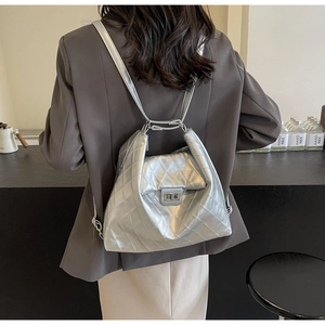 Détail du sac cabas argenté matelassé avec fermoir rotatif et bretelles modulables