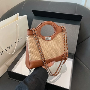 Sac seau bicolore à la mode avec design tissé et bandoulière en chaîne pour femmes