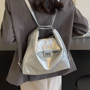 Sac à dos fourre-tout argenté avec matelassage et bretelles en chaîne métallique argent