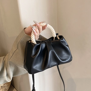 Elegante borsa nuvola nera a pieghe con manico di perle e tracolla da donna