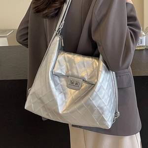 Sac fourre-tout matelassé argenté pour femme avec texture métallisée et fermoir