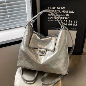 Sac cabas argenté matelassé avec finition métallisée et fermoir rotatif de style urbain