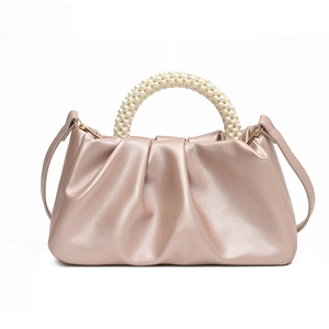 Borsa a nuvola plissettata color champagne con manico di perle e tracolla in pelle