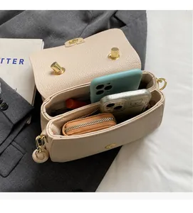 Vue détaillée de l'intérieur du sac selle en cuir grainé abricot et ses compartiments