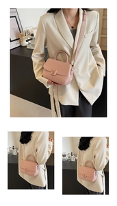 Vue détaillée du sac selle en cuir grainé rose avec poignée et finitions dorées