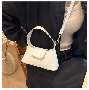 Détail du sac à bandoulière blanc en similicuir avec logo FAHVEZA embossé