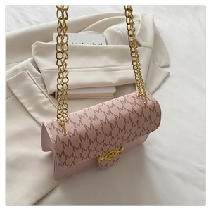 Detailed view of pink chain shoulder bag with M-letter pattern and golden magnetic buckle