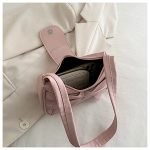 Intérieur du sac rose montrant le rangement pour un portefeuille et un téléphone