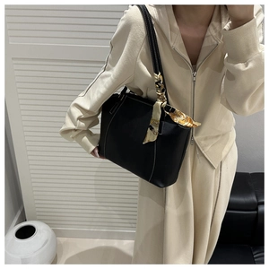 Détail du sac cabas en PU noir avec coutures contrastées blanches et foulard en soie imprimé