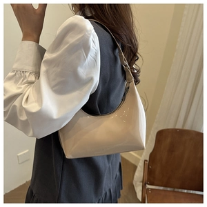 Elegante borsa hobo in vernice color crema da donna con finitura lucida e tracolla sottile
