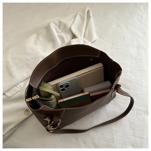 Détails de l'intérieur spacieux d'un grand sac cabas en cuir marron avec compartiments utiles