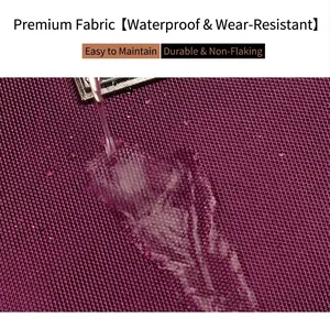 Detailaufnahme von wasserfestem lila Oxford-Gewebe mit Wassertropfen und Textur
