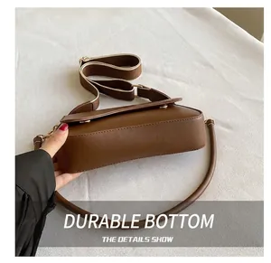 Vue détaillée du sac bandoulière en cuir marron avec une base renforcée résistante à l'usure
