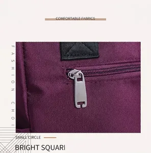 Detailaufnahme des silbernen Metallreißverschlusses und lila Oxford-Stoffes der Tasche