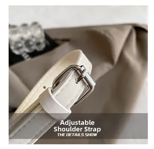 Détail de la bandoulière réglable en cuir blanc avec boucle argentée et surpiqûres