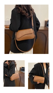 Détail du sac à rabat en cuir marron avec bords incurvés et chaîne dorée élégante