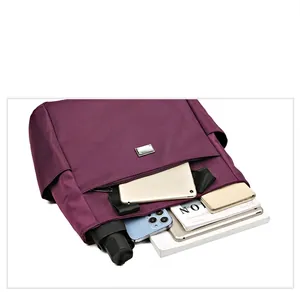 Detailansicht der Nylon-Tragetasche mit Platz für Tablet, Regenschirm und Zubehör