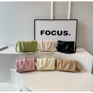 Vue détaillée de la texture plissée sur des sacs bandoulière en similicuir en six couleurs