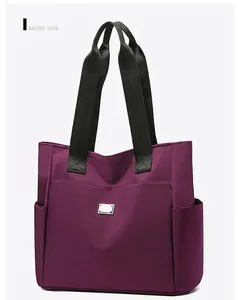 Detailansicht der violetten Oxford-Einkaufstasche mit Seitentasche und robustem Griff