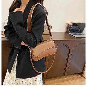 Sac bandoulière en cuir marron avec large sangle en tissu et boucles dorées
