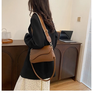 Sacoche marron en cuir avec large bandoulière réglable et détails en métal doré