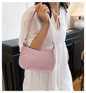 Détail du sac à bandoulière à paillettes roses avec silhouette hobo brillante