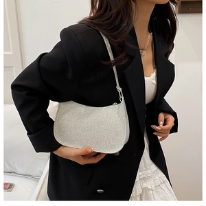 Détail d'un sac sous les aisselles à paillettes argentées avec une forme de demi-lune chic