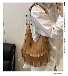 Detalle de bolso hobo marrón con flecos escalonados y cuero sintético de textura suave