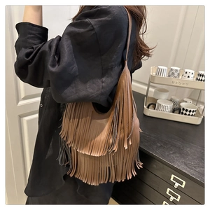Nahaufnahme der braunen Umhängetasche mit langen Fransen für einen Boho-Look