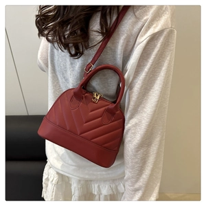 Mini sac bandoulière marron en similicuir matelassé en V et finitions métalliques